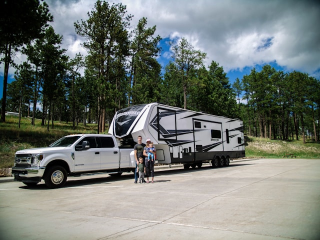 An example of a fifth wheel RV towed by a pickup truck