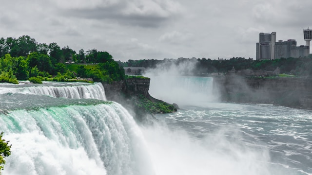 The view of Niagara falls from the US side