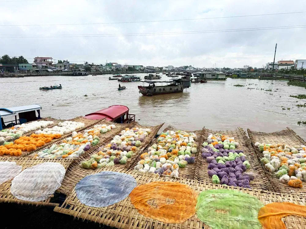 floating market noodle factory